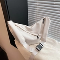 Minimalistische beige Schultertasche in Halbmondform aus Nylon mit verstellbarem Gurt - Weiß