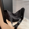 Minimalistische schwarze Umhängetasche aus Nylon mit verstellbarem Gurt und Schnalle - Schwarz