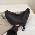 Minimalistische mattschwarze Nylon-Umhängetasche in Halbmondform mit verstellbarem Gurt - Schwarz