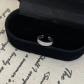 Λεπτομέρεια ασημένιου ear cuff με τριπλή σειρά ζιργκόν σε μαύρο βελούδινο κουτί - Ασημί