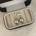 Vista de detalle de pendientes elegantes de flores y perlas en caja de regalo de lujo - Plata/Perla Gris