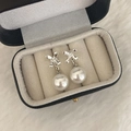 Macro de pendientes de perlas con flores plateadas en un estuche de joyería de lujo - Plata/Perla Blanca