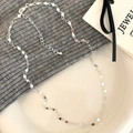 Detalle del collar plateado con dijes de corazón y cadena ajustable en tela texturizada - Plateado