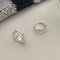 Orecchini a cerchio geometrici minimalisti in argento con design multistrato su texture - Orecchini avvolti multistrato argentati