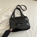 Sac fourre-tout noir brillant avec nœud et pendentif cœur sur fond blanc texturé - Noir
