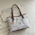 Borsa tote bianca in ecopelle con manici marroni e stampa di lettere alla moda - Bianco