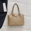 Khakifarbene Tragetasche aus mattem Leder mit bedrucktem Seidenschal für den Business-Look - Khaki