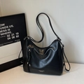 Klassische schwarze Leder-Hobo-Tasche mit vertikaler Reißverschlusstasche und weißem Logo - Schwarz
