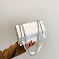 Sac à bandoulière matelassé blanc chic avec une chaîne en métal argenté élégante - Blanc