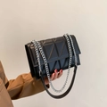 Sac bandoulière noir matelassé avec chaîne argentée et coutures géométriques chics - Noir