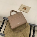 Sac fourre-tout en cuir kaki sur chaise noire avec bandoulière réglable - Kaki