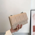 Sac bandoulière beige matelassé avec surpiqûres triangulaires et chaîne argent - Kaki