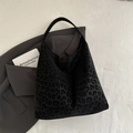 Sac hobo minimaliste noir à motif léopard en tissu pelucheux de grande taille - Noir