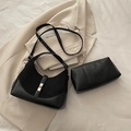 Secchiello retrò nero con chiusura dorata e astuccio coordinato su giacca beige - Nero