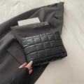 Elegante neceser acolchado negro con acabado brillante y cierre de cremallera - Negro