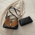 Borsa a spalla in finta pelle scamosciata marrone e pelle nera con fibbia dorata - Marrone