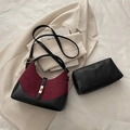 Borsa a secchiello retrò bordeaux e nera con pochette coordinata su blazer beige - Rosso