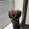 Minimalistische schwarze Leder Umhängetasche mit Kirschdekor und goldener Kette - Schwarz