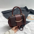 Bolso bandolera marrón oscuro con solapa de cuero trenzado y elegante cierre dorado - Marrón