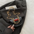 Bolso tipo silla de montar en cuero negro con detalle de cereza y cadena - Negro