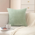 Saliegroene corduroy kussensloop met gestreepte textuur op een beige bank - 30*50cm (Alleen sloop) / Groen