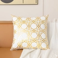 Federa per cuscino geometrica bianca e dorata su divano in pelle marrone e coperta - Linee Geometriche Bianco e Oro (ZY3-4)