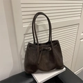 Grand sac cabas rétro en similicuir marron foncé avec pendentif élégant et boucle - Café (Sans Pendentif)