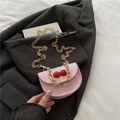 Bolso de hombro rosa tipo silla con adornos de cereza y cadena dorada - Rosa