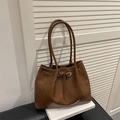 Sac fourre-tout en cuir marron avec fines anses et boucle dorée sur livres blancs - Marron (Sans Pendentif)