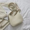 Bolso media luna de cuero crema con correa ajustable y hebilla plateada minimalista - Blanco