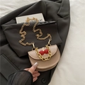 Bolso de hombro beige elegante con adorno de cereza roja y cadena metálica dorada - Caqui