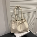 Grand sac cabas crème en cuir mat avec boucle métallique décorative et double bandoulière - Blanc (Sans Pendentif)