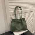 Minimalist large dark green tote bag with vintage texture and metal ring buckle decoration - Green (No Pendant)