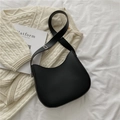 Bolso hobo moderno de cuero negro con correa ancha y detalles de costura finos - Negro
