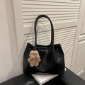 Sac fourre-tout minimaliste en cuir noir avec bretelles et breloque chien en peluche - Avec Pendentif / Noir