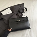 Elegante bolso de hombro negro mate con cierre de metal plateado y diseño de correa fina - Negro