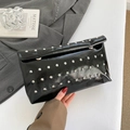Elegante borsa pochette nera con borchie argentate e finitura lucida alla moda - Nero