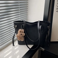 Bolso tote negro retro de lona con colgante de peluche marrón bajo luz suave - Con Colgante / Negro