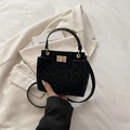 Elegante borsa a mano nera leopardata con finiture dorate e tracolla versatile - Nero