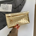 Elegante borsa a mano dorata metallizzata con borchie d'argento e chiusura a scatto - Oro