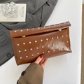 Pochette in finta pelle marrone vintage con borchie argentate e chiusura magnetica - Marrone