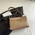 Bolso de hombro caqui minimalista de cuero con cierre de metal y detalle de correa - Caqui