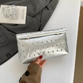 Pochette a busta in argento metallizzato con borchie e chiusura magnetica sicura - Argento