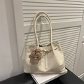 Sac fourre-tout crème chic en similicuir lisse avec pendentif chiot en peluche marron - Avec Pendentif / Blanc