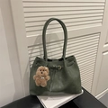 Sac cabas chic vert foncé en similicuir mat avec charme d'ours et boucle métallique - Avec Pendentif / Vert