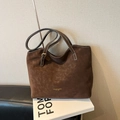 Grande borsa tote marrone scuro scamosciata con cuciture a contrasto e logo dorato - Senza Ciondolo / Marrone