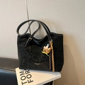 Bolso tote negro de ante sintético con costuras blancas y colgante de osito - Negro (Con Colgante)