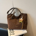Borsa tote vintage in pelle opaca marrone scuro con ciondolo a orso e scritte dorate - Con Ciondolo / Marrone