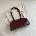 Bolso de hombro rectangular bordeaux minimalista de cuero sintético brillante - Rojo