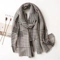 Bufanda clásica de pata de gallo en gris y negro con rayas y bordes deshilachados - Negro